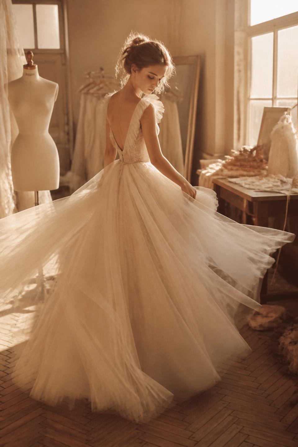 Debutante em vestido de tule ivory girando em atelier iluminado
